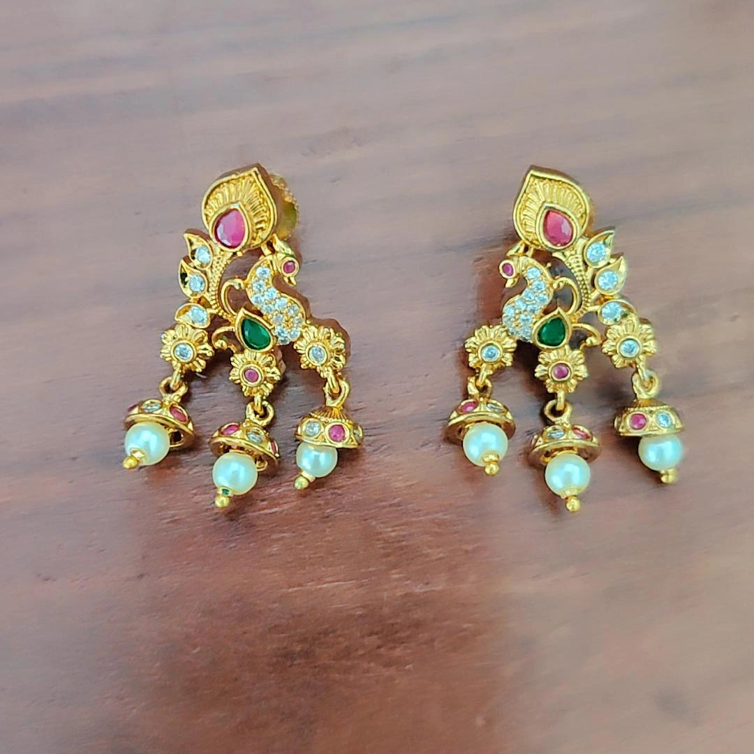 MULTICOLOR YANSHI STUD EARRINGS