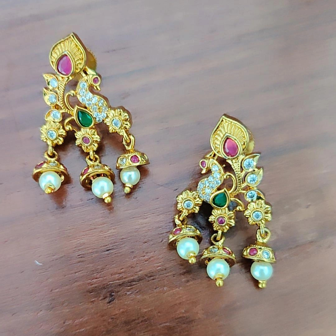 MULTICOLOR YANSHI STUD EARRINGS