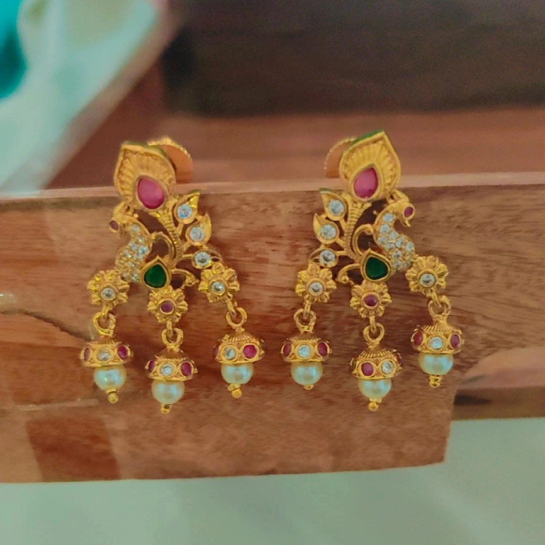 MULTICOLOR YANSHI STUD EARRINGS