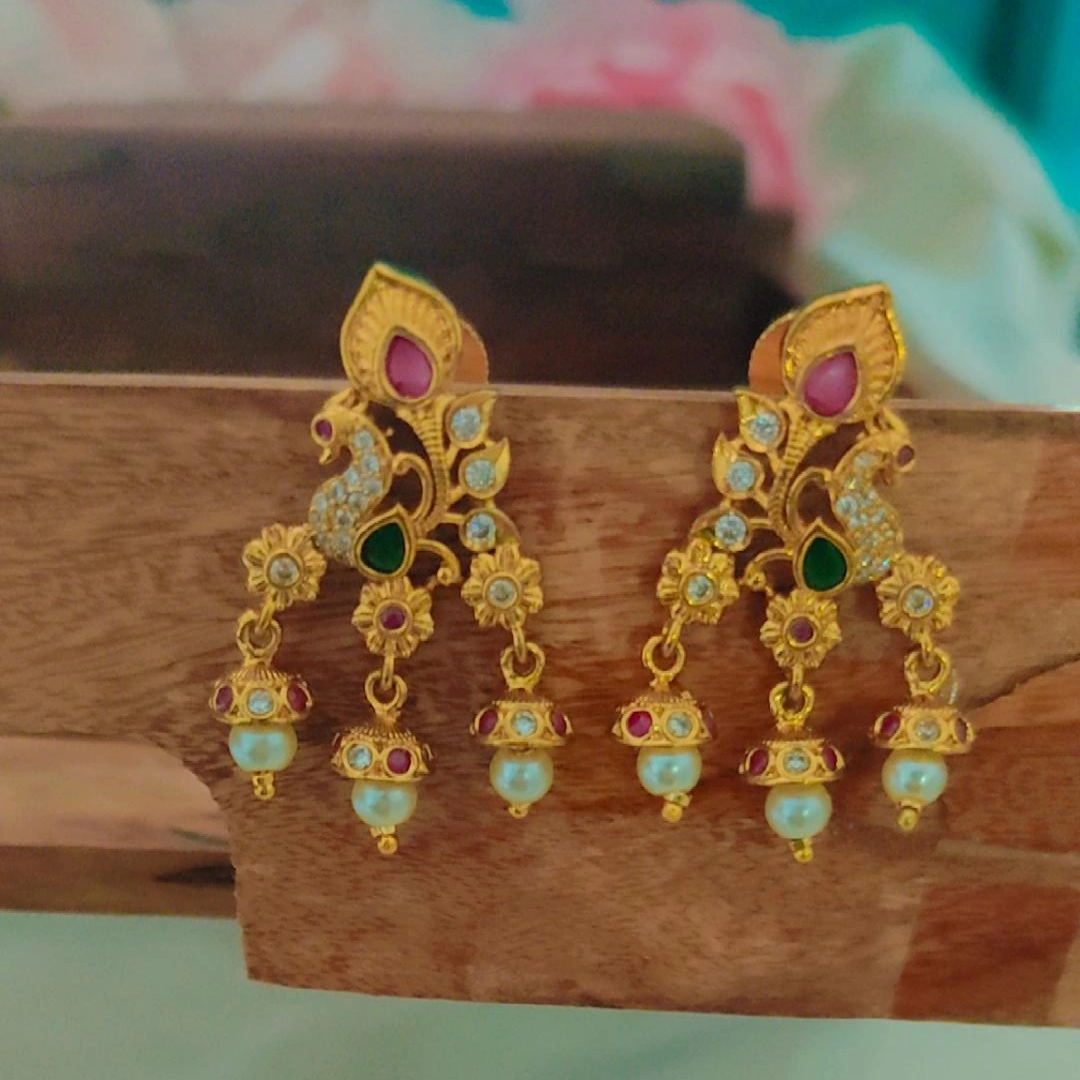 MULTICOLOR YANSHI STUD EARRINGS
