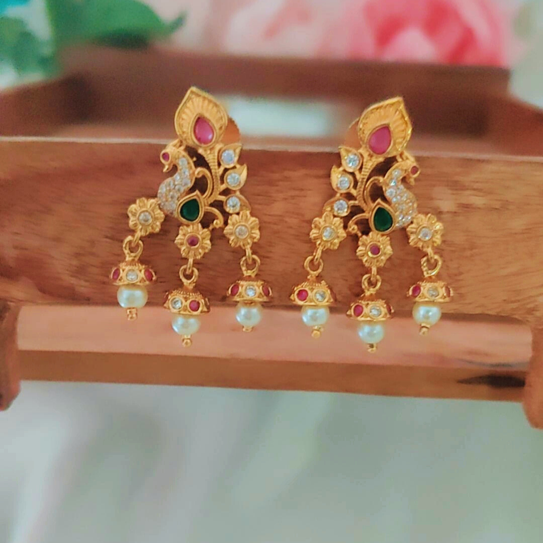 MULTICOLOR YANSHI STUD EARRINGS