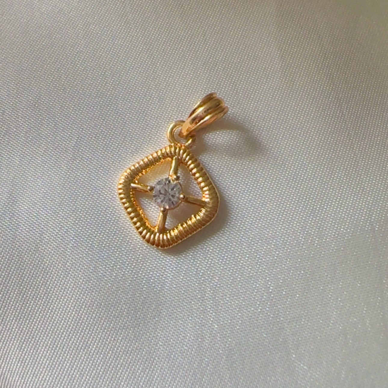22K GOLD LOOK DIAMOND PENDANT SHORT CHAIN