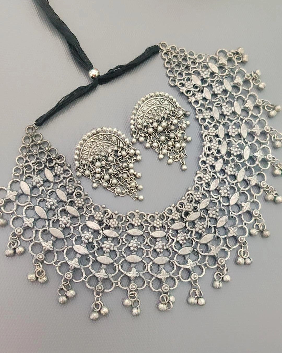 1956 NEYSA BLACK POLISH ANTIQUE JEWELLERY SET