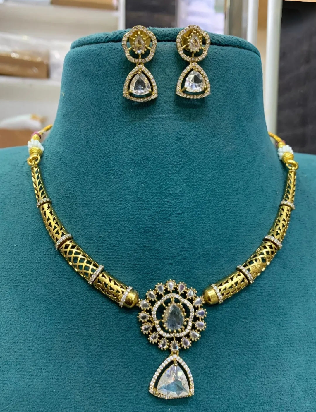 WHITE MANJU WARRIER VICTORIAN JEWELLERY SET