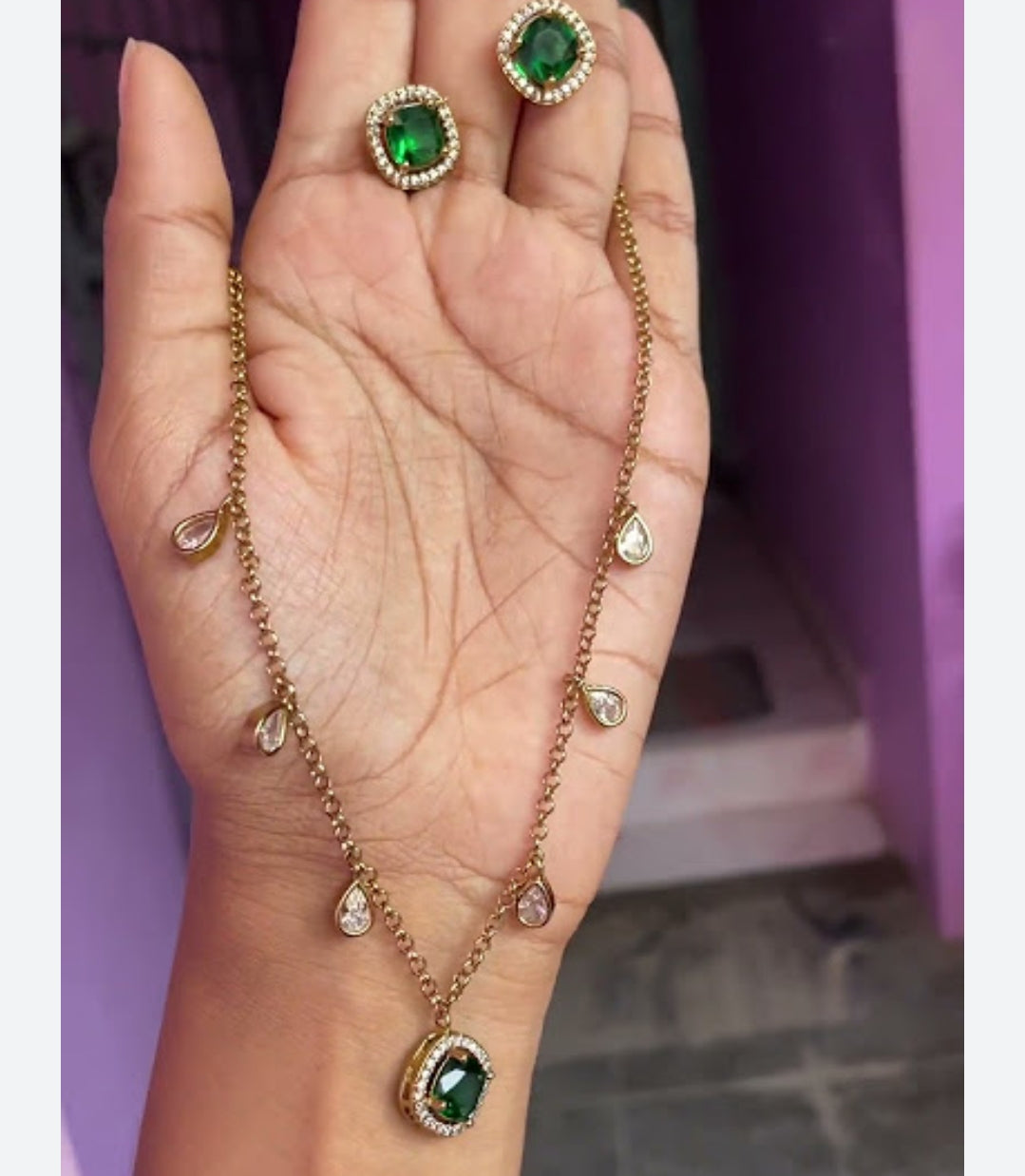 EMERALD MEHIK VICTORIAN CHAIN PENDANT SET