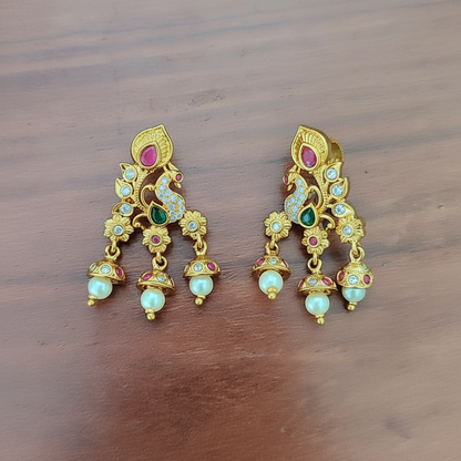 MULTICOLOR YANSHI STUD EARRINGS