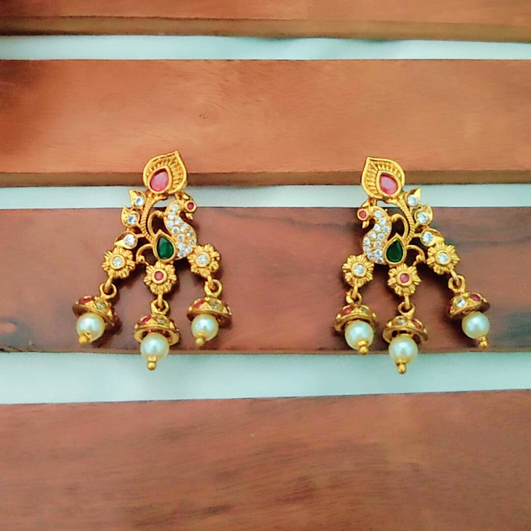 MULTICOLOR YANSHI STUD EARRINGS