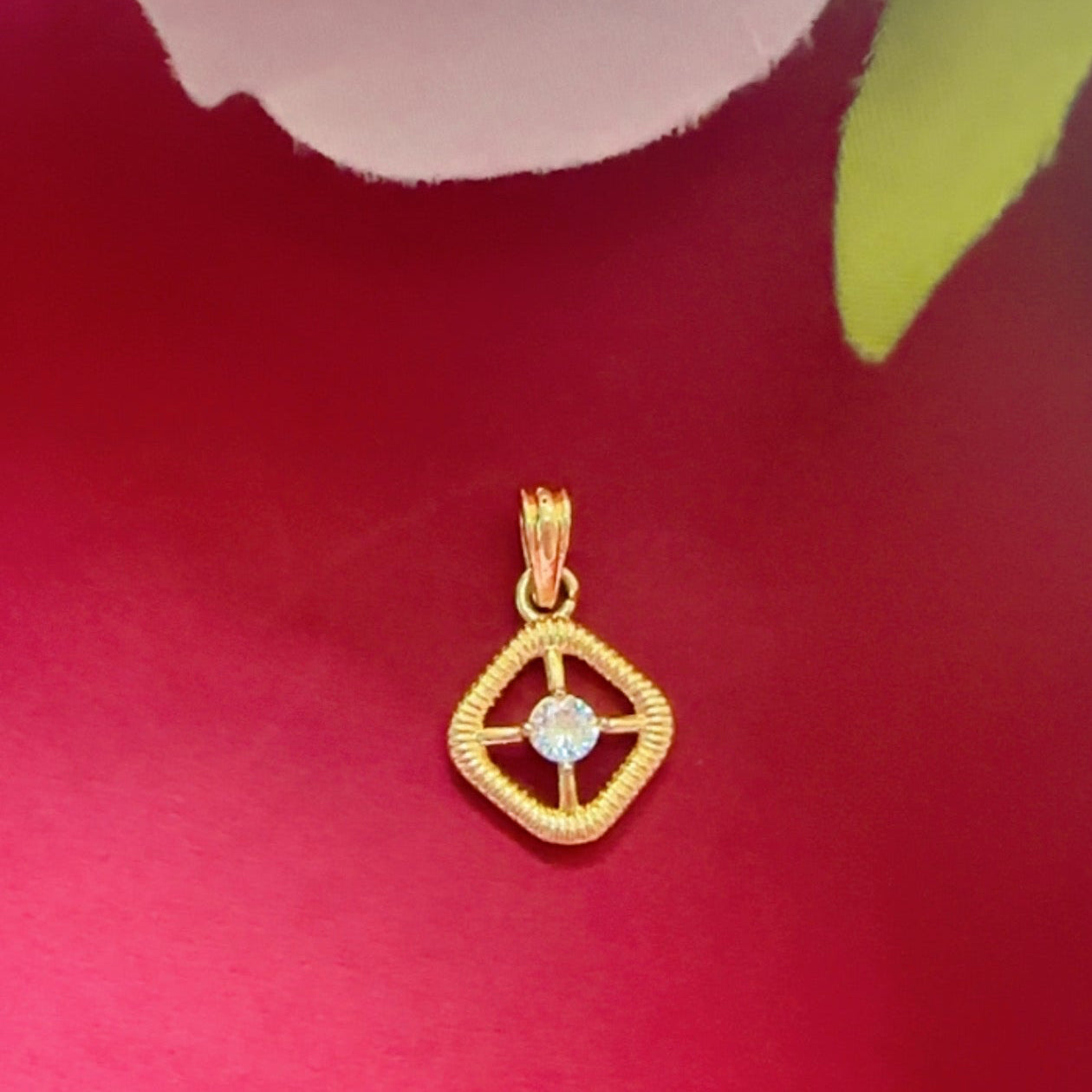 18K GOLD POLISH DIAMOND PENDANT