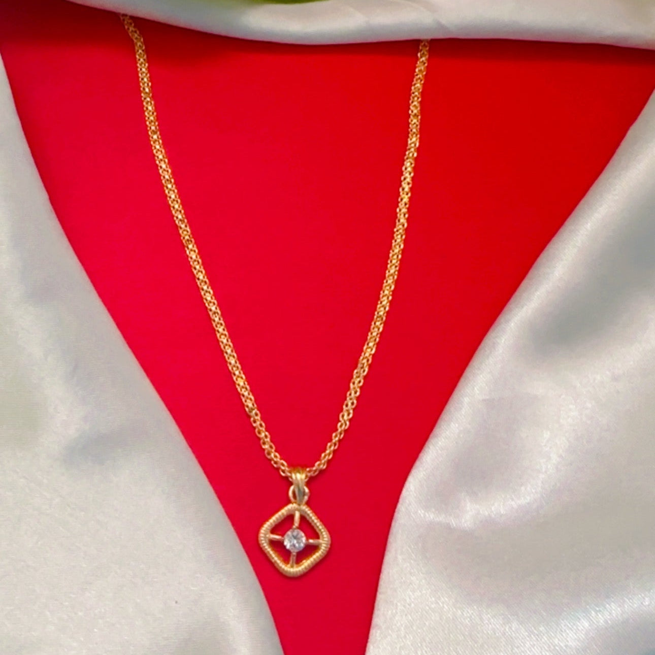 22K GOLD LOOK DIAMOND PENDANT SHORT CHAIN