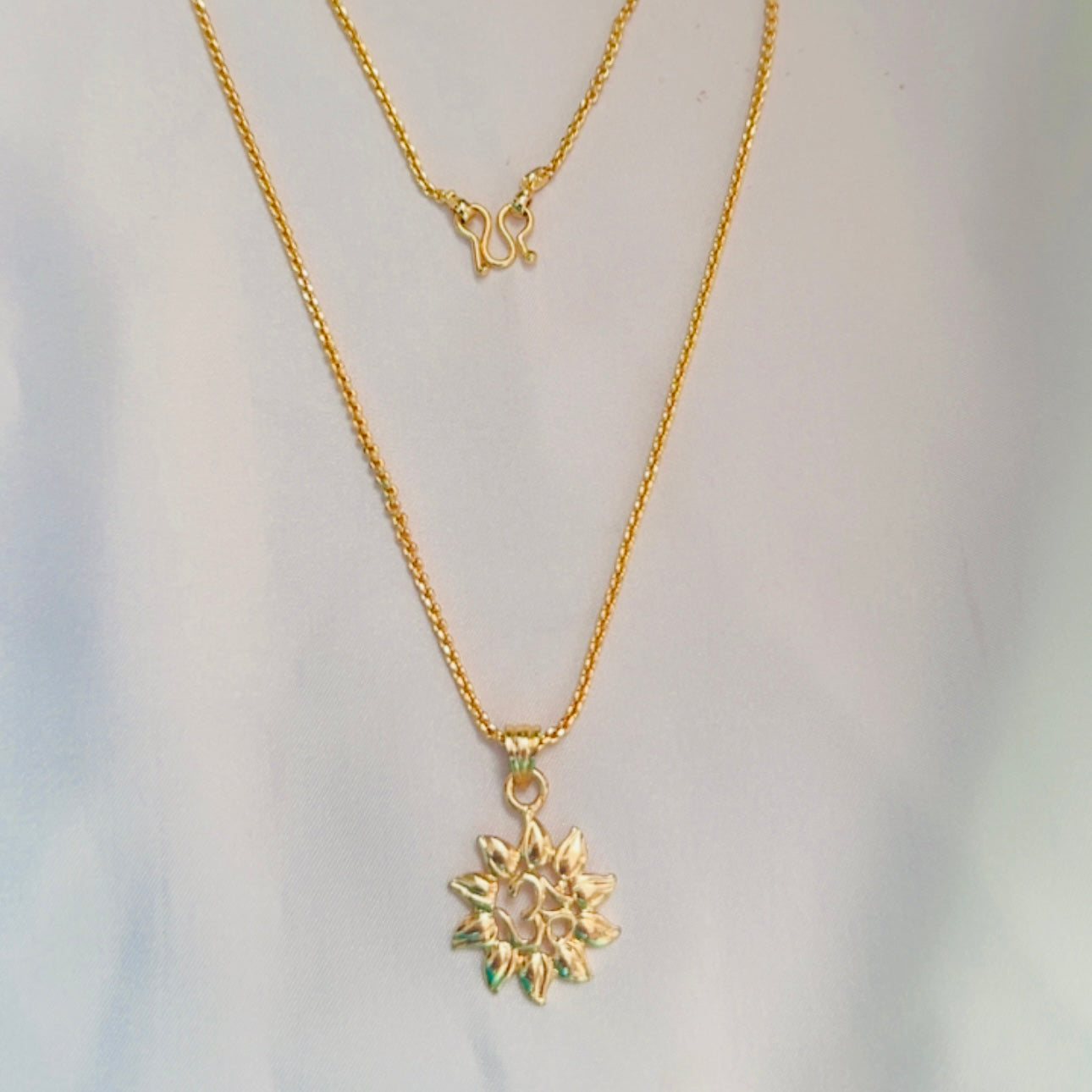 22K GOLD LOOK OM PENDANT SHORT CHAIN