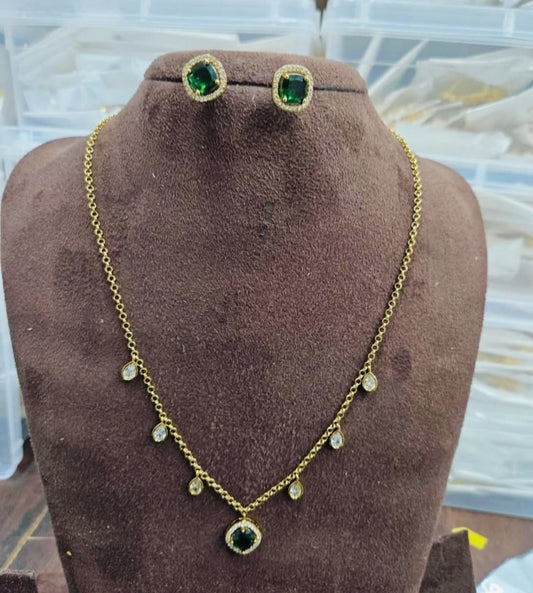 EMERALD MEHIK VICTORIAN CHAIN PENDANT SET