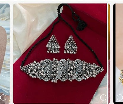 1956 GHUNGROO BLACK POLISH JEWELLERY SET