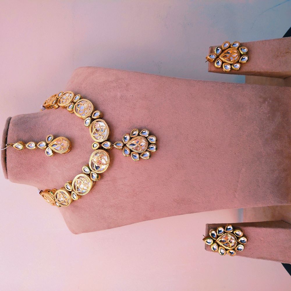 GOLDEN TYAANI KUNDAN JEWELLERY SET